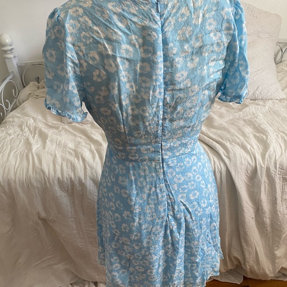 Lulu’s blue floral mini dress - Picture 2 of 3